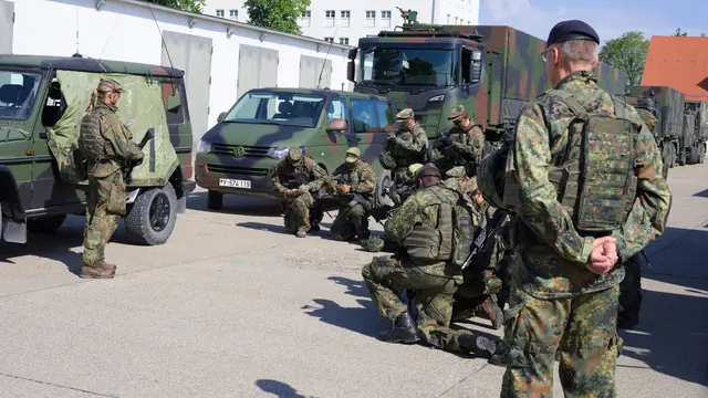 Generalmajor Kuhn (rechts) hört aufmerksam bei der Befehlsausgabe beim Service Delivery Point (SDP) zu | Foto: ITBtl 292/Marcus