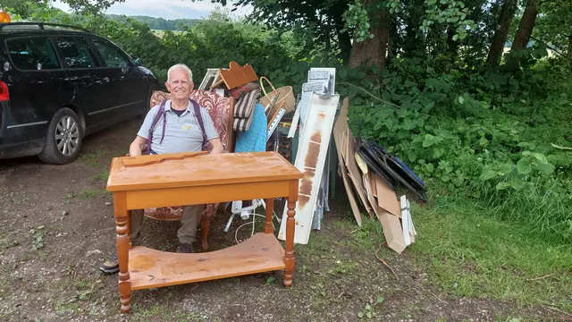 "Sperrmüll-Bernd" macht eine Pause. Ein Paar, das zufällig vorbei kam, hat etwas später den kleinen Weidenkorb (Hintergrund rechts) mitgenommen.
