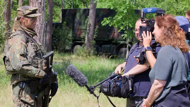Oberleutnant Selina beim Interview mit dem Bayerischen Rundfunk | Foto: ITBtl 292/Marcus