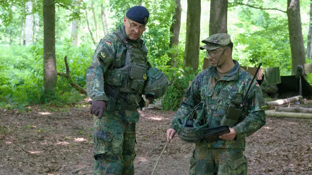 Generalmajor Kuhn (links) lässt sich in die Lage der Grundausbildungskompanie am Geländesandkasten einweisen. | Foto: ITBtl 292/Marcus