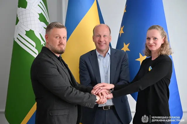 Vorsitzender der Gebietsverwaltung Tscherniwzi Ruslan Osipenko (links), Bezirkstagspräsident Martin Sailer und Dr. Katharina Haberkorn.  | Foto: Gebietsadministration Tscherniwzi