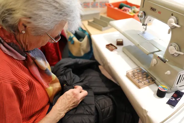 Ehrenamtliche Reparateure sehen sich die Sachen an und versuchen sie wieder flott zu machen.  | Foto: Verena König