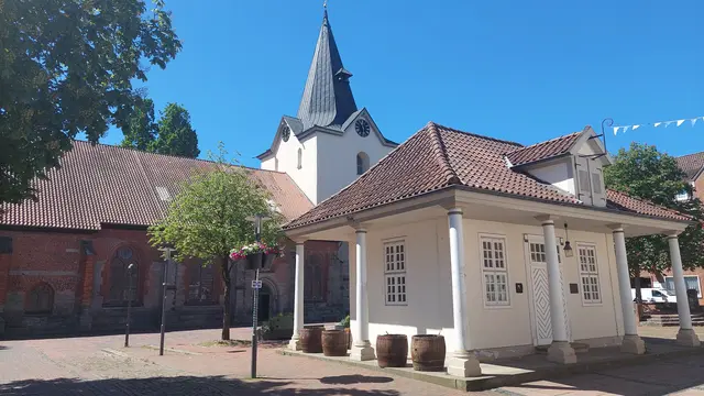 Neustadt Rbge   Liebfrauenkirche mit davor Alte Wache