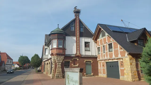 Rehburg, ein Storchenparadies. Die Feuchtwiesen mit viel Kleingetier ist nicht weit entfernt. Übrigens: Das Haus ist teilweise mit Speckstein verkleidet.