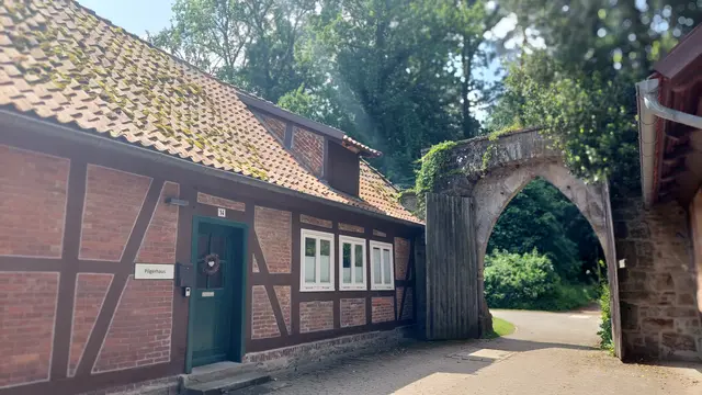Toreingang zum Pilgerhaus 14.