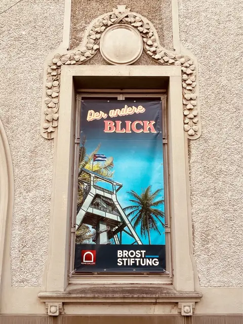 Förderturm mit kubansicher Flagge geschmückt von Palmen umkränzt: Banner an der VILLA ARTIS "Der andere BLICK" auf das Ruhrgebiet Buchvorstellung und Ausstellung "MATERIA POTT" in Mülheim an der Ruhr, Metropolregion Rhein-Ruhr