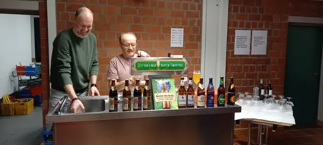 Dieses Foto zeigt zwei engagierte Ehrenamtliche, die bei Emils Pub Frischgezapftes und mehr auf den Tisch des Hauses bringen.
Foto: www.obermeiderich.de
