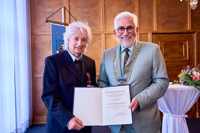 Žarko Radić erhält das Bundesverdienstkreuz am Bande  | Foto:  Stadt Bochum