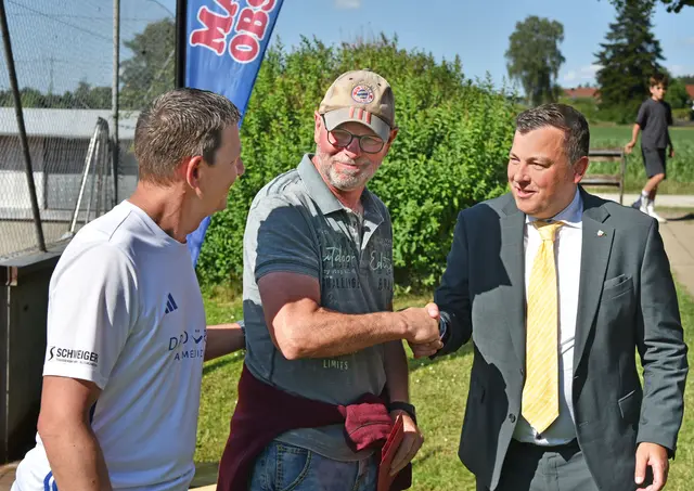 TCW Vorstand Michael Kreutmayr und Landrat Marc Sturm bedankten sich für die Turnierleitung bei Walter Korutschka vom TC Dasing | Foto: Siegfried Baumüller