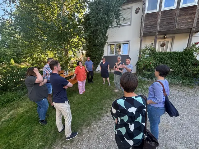 v.l.n.r.: Bettina Stief (Kreisrätin, Freie Wähler), Josef Neumaier (Kreisrat, Freie Wähler), David Hein (Geschäftsführer Wittelsbacher Land e.V.), Brigitte Neumaier (Dritte Bürgermeisterin Stadt Aichach, SPD), Sebastian Thumbach (Kreisrat, ödp), Stephanie Kopold-Keis (Kreisrätin, CSU), Elisabeth Birkmeir (Bio-Landwirtin), Hubert Birkmeir (Bio-Landwirt), Regina Roland (Öko-Modellregion Paartal), Lisa Heinemann (Koordinierungs- und Fachstelle „Demokratie leben!“) | Foto: Benedikt Frommer