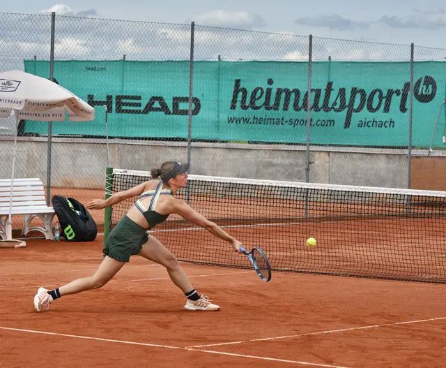 Kampf um jeden Ball - hier Carolin Gründl vom TC Friedberg | Foto: Siegfried Baumüller