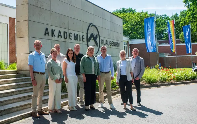 Die Gruppe beim Informationsbesuch in der Akademie Klausenhof (von links): Axel van Clewe, Sabine Meinert, Kevin Schmidt, Sandra und Norbert Neß, Astrid Vogell, Sascha van Beek, Jessica Prumbohm und Thorsten Gonska.

