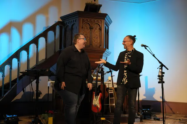 Hier ein Bild vom Konzert in Duisburg Wanheim. Es zeigt Eddi Hünecke mit Daniel Drückes, dem Popkantor des Evangelischen Kirchenkreises Duisburg.
Foto: Nicole Kleine Kuhlmann
