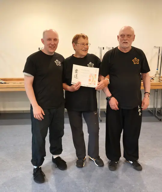 Elisabeth Milzner (Bildmitte) mit den Tai Chi-Übungsleitern Sven Behrens (links) und Gründungsmitglied Helmut Fuchs (rechts). | Foto: Helmut Fuchs