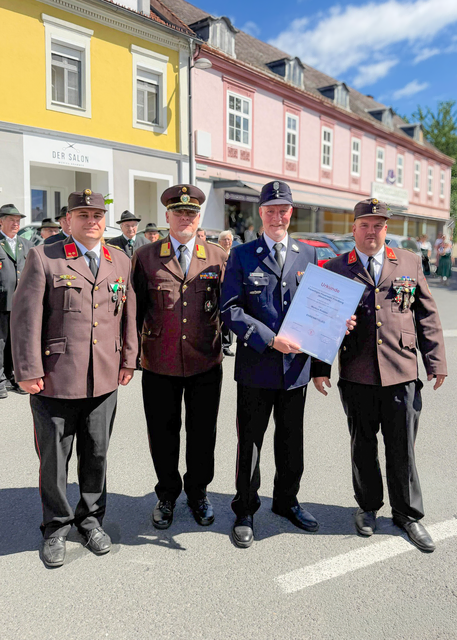 60 Jahre Städtepartnerschaft Friedberg/Stmk - Friedberg/Bayern - Medaille für verdienstvolle Zusammenarbeit des Landesfeuerwehrverbandes Steiermark in Bronze für den 1. Vorstand Markus Rietzler (FFW FDB/Bayern) (zweiter von rechts) | Foto: FFW Friedberg (bearbeitet FSeventfoto)