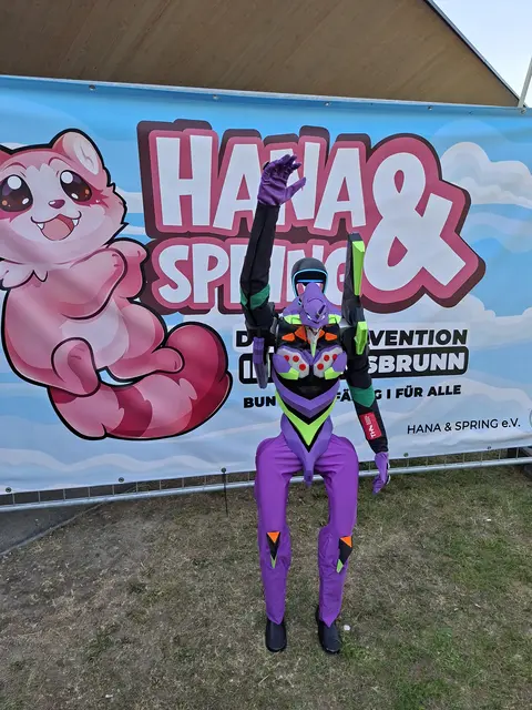 Karla der sympathische Roboter im Cosplay Gewand