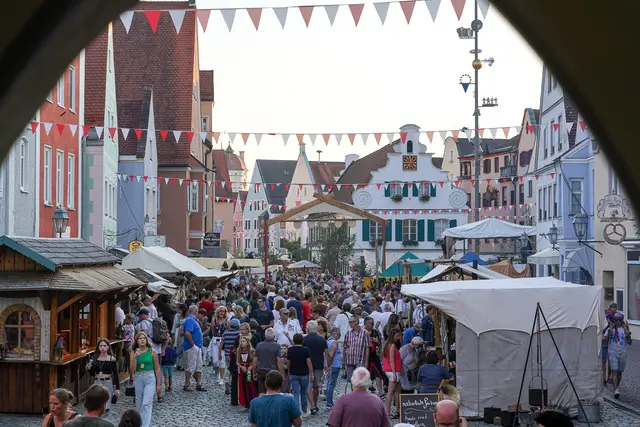 Zwischen den beiden Aichacher Stadttoren herrscht Mitte September wieder mittelalterliches Markttreiben.   | Foto: Matthias Zechel