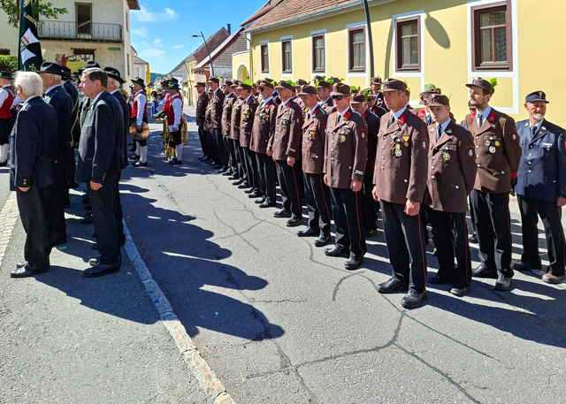 60 Jahre Städtepartnerschaft Friedberg/Stmk - Friedberg/Bayern -  Abschnittsbrandinspektor Andreas Brohsmann (FFW Stmk) (links) verlieh dem 1. Vorstand Markus Rietzler (FFW FDB/Bayern) die Medaille für verdienstvolle Zusammenarbeit des Landesfeuerwehrverbandes Steiermark in Bronze. | Foto: FFW Friedberg (bearbeitet FSeventfoto)