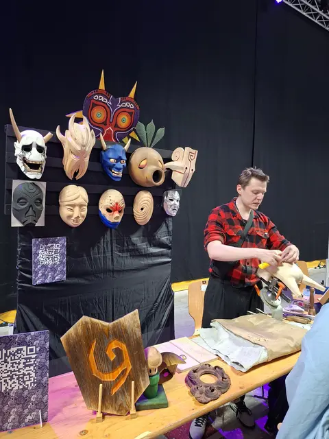 Handwerkskunst: geschnitzte Masken