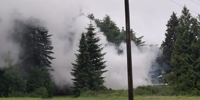 Bild Feuerwehr Dingden / Gartenhütte in Dingden brannte lichterloh