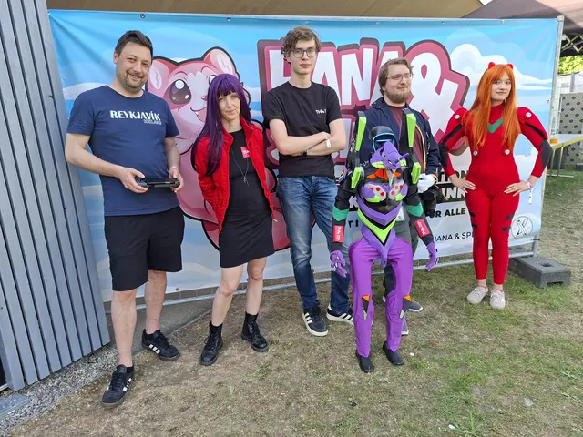 Forschungsgruppe der Technischen Hochschule Augsburg mit "Karla"
