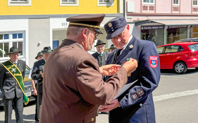 60 Jahre Städtepartnerschaft Friedberg/Stmk - Friedberg/Bayern -  Abschnittsbrandinspektor Andreas Brohsmann (FFW Stmk) (links) verlieh dem 1. Vorstand Markus Rietzler (FFW FDB/Bayern) die Medaille für verdienstvolle Zusammenarbeit des Landesfeuerwehrverbandes Steiermark in Bronze. | Foto: FFW Friedberg (bearbeitet FSeventfoto)