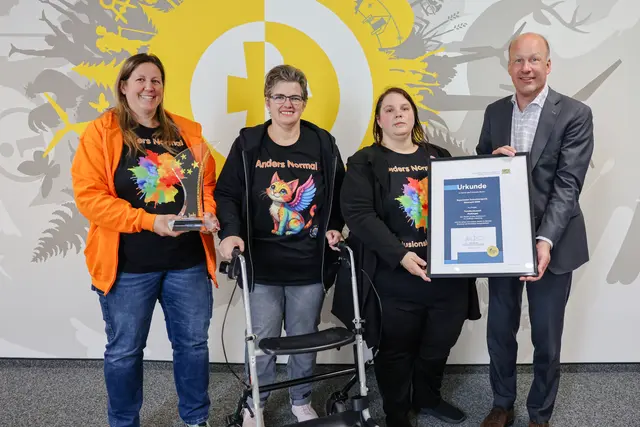 Landrat Martin Sailer (rechts) gratulierte Heike Rabas (links), Vorsitzende des Meitinger Vereins „Anders Normal e. V.“ zum Erhalt des Bayerischen Innovationspreis Ehrenamt 2026. (von links: Heike Rabas (Erste Vorsitzende Anders Normal e. V.), Marion Higler (Kassenwartin Anders Normal e. V.), Heike Baumgartner (Zweite Vorsitzende Anders Normal e.V), Landrat Martin Sailer) | Foto: Julia Pietsch