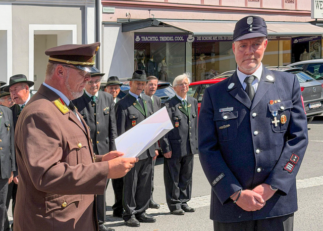 60 Jahre Städtepartnerschaft Friedberg/Stmk - Friedberg/Bayern -  Abschnittsbrandinspektor Andreas Brohsmann (FFW Stmk) (links) verlieh dem 1. Vorstand Markus Rietzler (FFW FDB/Bayern) die Medaille für verdienstvolle Zusammenarbeit des Landesfeuerwehrverbandes Steiermark in Bronze. | Foto: FFW Friedberg (bearbeitet FSeventfoto)
