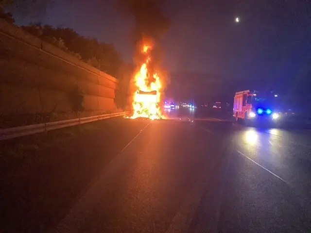 Zugmaschine eines Sattelzuges in Vollbrand 