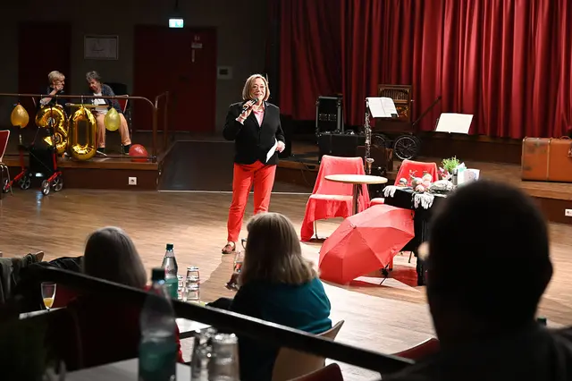 Maria Hesse begrüßt die Gäste zur Jubiläumsparty