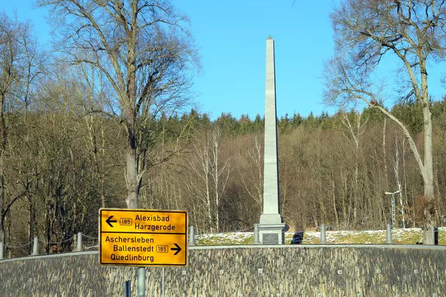 Obelisk von Mägdesprung, das Original wurde in der Herzöglichen Hütte Mägdesprung im Jahre 1827 gegossen. Es bestand aus vier 12,5 m langen Gusseisenplatten. Das war zu diesem Zeitpunkt eine ingenieurtechnische  Meisterleistung. 