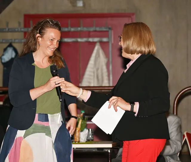 Hannovers Kulturdezernentin Eva Bender (l.) kam nach Döhren