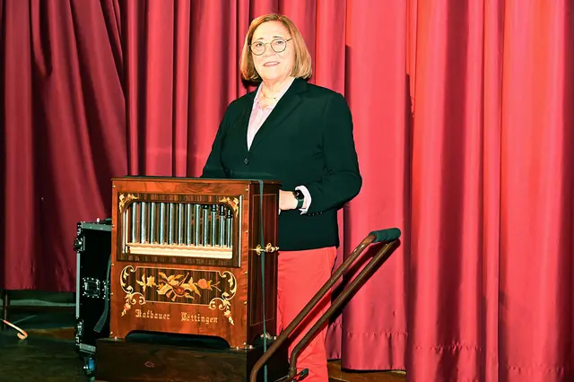 Maria Hesse an der Drehorgel spielt das Geburtstagsständchen