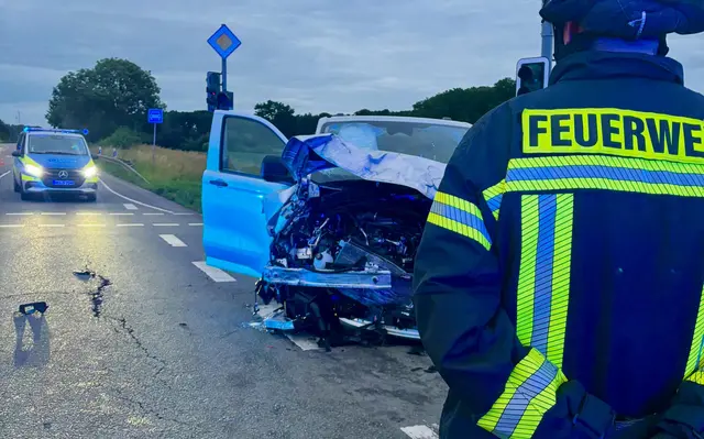 Bilder Feuerwehr Hamminkeln  / Verkehrsunfall im Kreuzungsbereich