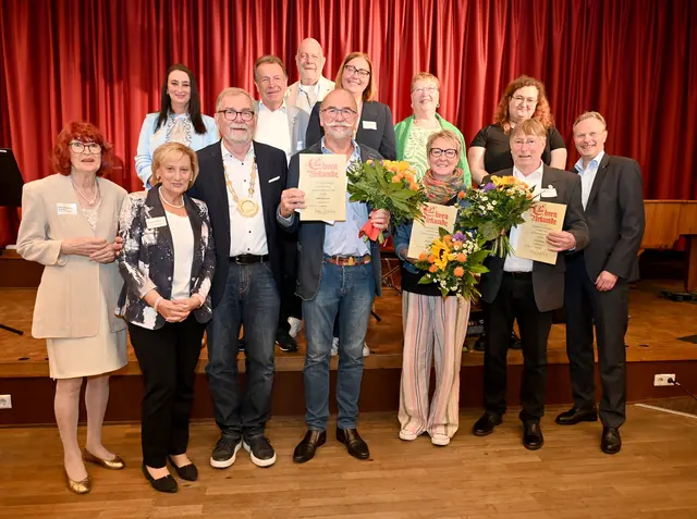 Gruppenfoto: Bezirksratsmitglieder und Geehrte