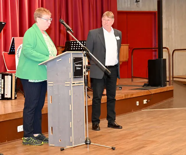 Claudia Meier hält die Laudatio für Uwe Flebbe