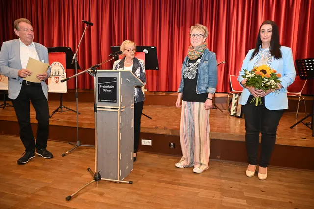 Sarah Röttger (2. v. r.) wird für ihre Arbeit im Bezirksrats geehrt