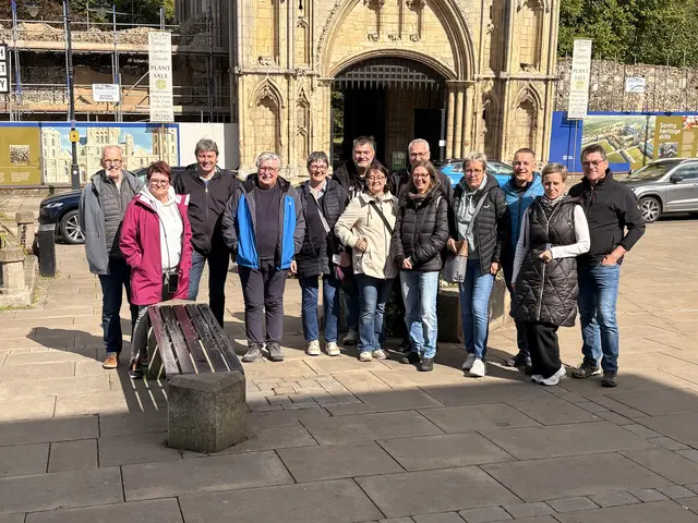 Ein abwechslungsreiches und vergnügliches Wochenende verbrachte eine Gruppe aus Meitingen im ostenglischen Städtchen Eye, darunter Bürgermeister Michael Higl (3. v.l.), zweite Bürgermeisterin Claudia Riemensperger (2. v.r.) und Andrea Gärtner (5. v.l.) vom Komiteevorstand.  Auf dem Weg dorthin wurde ein Stopp in Bury St. Edmunds eingelegt. | Foto: Partnerschaftskomitee Meitingen-Pouzauges