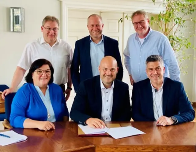 Die Bürgermeister der beteiligten Gemeinden nach der Unterzeichnung.

Von links unten: Lydia Edin (Villenbach), Andreas Seitz (Wertingen), Ben Matthes (Zusmarshausen)
Von links oben: Stephan Lutz (Zusamaltheim), Florian Mair (Altenmünster), Dr. Ulrich Fahrner (Dinkelscherben)
 | Foto: Johann Maischberger 