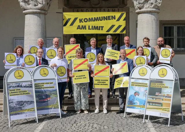 Der Landkreis Augsburg beteiligt sich am bundesweiten Aktionstag „Kommunen am Limit“, der am 22. Juni 2026 stattfinden wird. Landrat Martin Sailer (hintere Reihe, Dritter von rechts) und die Mitglieder des Kreisausschusses setzen ein sichtbares Zeichen, um auf die prekäre Finanzlage der Kommunen hinzuweisen | Foto:  Julia Pietsch
