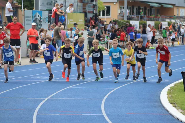 Ben Seidel, Noah Kondziela und Aaron Hodapp (v.l.n.r.) über 800m bei den Kreismeisterschaften U12/U14 in Zusmarshausen. | Foto: Angelika Scheich