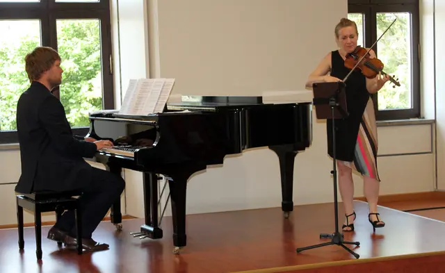Rebekka Hartmann (rechts) und Andreas Begert 8links) begeisterten das Publikum gleichermaßen mit grandioser Technik und Virtuosität wie mit Ausdruckskraft und Emotion. 