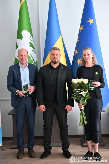 Bezirkstagspräsident Martin Sailer und Dr. Katharina Haberkorn vom Europabüro des Bezirks Schwaben erhielten für die langjährige Unterstützung des Bezirks die Auszeichnung „Dank der Bukowina“; überreicht vom Vorsitzendenden der Gebietsverwaltung Tscherniwzi, Ruslan Osipenko (mittig). | Foto: Gebietsadministration Tscherniwzi