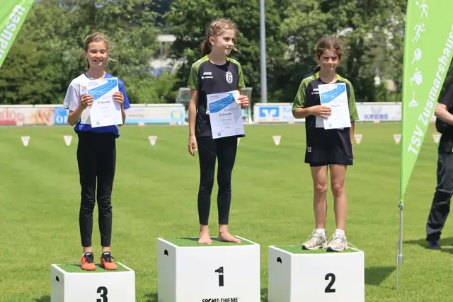 Siegerehrung über den 50m Sprint mit Franka Bechtel (1) und Lisa Unger (2) bei den Kreismeisterschaften der U12/U14. | Foto: Angelika Scheich