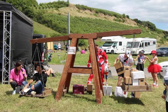Das Foto zeigt etwas ganz Interessantes: Alle Sieger über die Halbmarathon- und die Marathonstrecke wurden in Weinpaketen aufgewogen und durften -wie hier auf dem Foto der Halbmarathonsieger Matthias Graute - jede Menge Weinkisten mit nach Hause nehmen.  