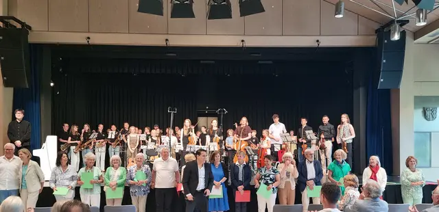 Begeisternder Auftritt der Musikerinnen und Musiker der Sing- und Musikschule Neusäß in der Stadthalle. | Foto: M. Rohm