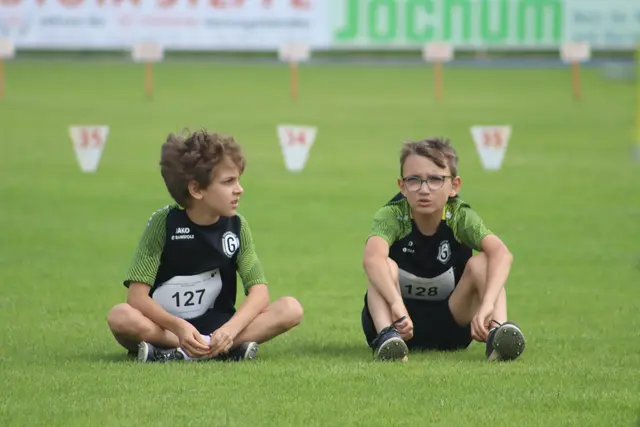 ...eine kleine Verschnaufpause für die jungen Athleten zwischen einzelnen Disziplinen bei den Kreismeisterschaften der U12/U14 in Zusmarshausen. | Foto: Angelika Scheich