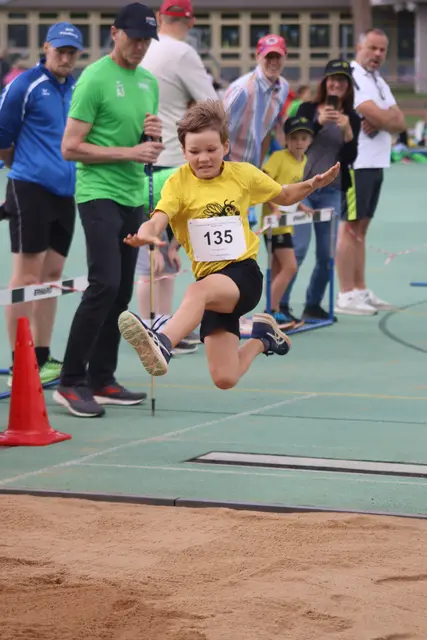 Aaron Hodapp beim Weitsprung bei den Kreismeisterschaften U12/U14 in Zusmarshausen | Foto: Angelika Scheich