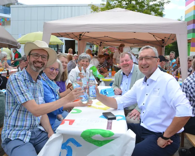 Beim Sommerfest in der Begegnungsstätte du &amp; hier wurde auch das 5-jährige Jubiläum der Einrichtung gefeiert (von links): Stefan Krug, Sachgebietsleitung Soziales, Ilona Kramer, 1. Vorsitzende Seniorenbeirat sowie Stadträtin, Sarah Maria Zerle, Stadträtin, Brigitte Grohmann, Dritte Bürgermeisterin, Christian Miller, Stadtrat, sowie Stefan Buck, Zweiter Bürgermeister.  | Foto: Kai Schwarz / Stadt Gersthofen