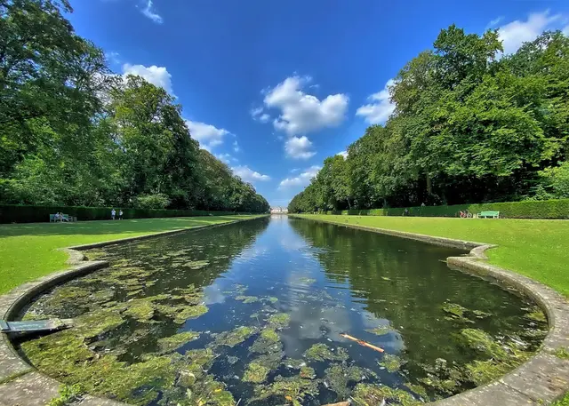 Der Spiegelweiher mit Corps de Logis als Blickpunkt | Foto: copyright Margot Klütsch